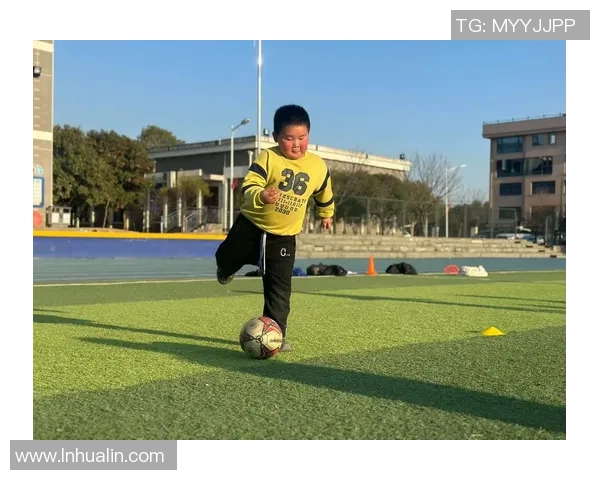 足球明星小孩儿的成长之路与梦想追逐的精彩故事